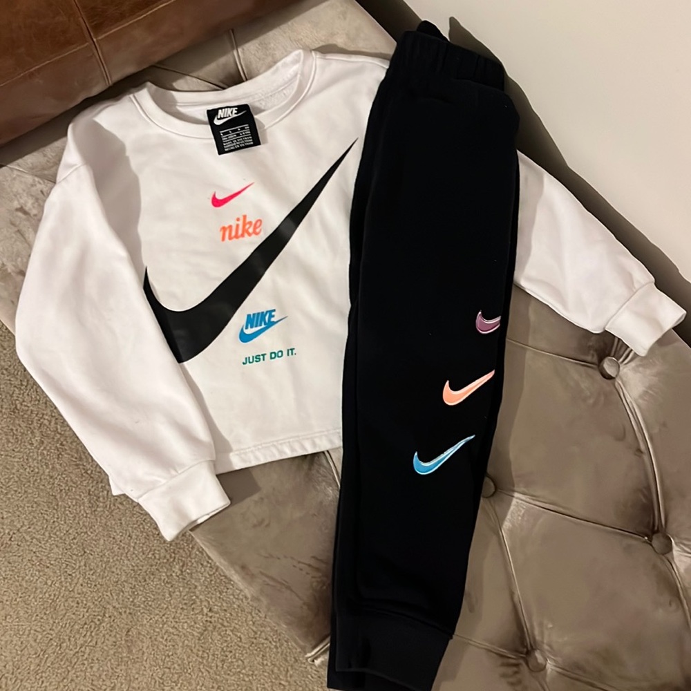 Gently worn girls size small Nike sweat pants outfit.